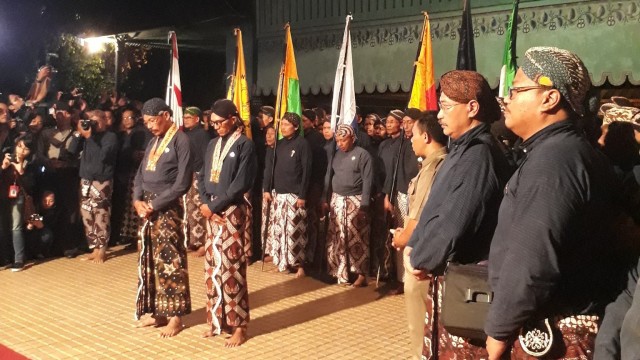 Abdi dalem di acara Mubeng Beteng. (Foto: Twitter: @kratonjogja)