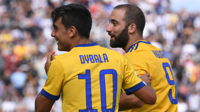 Higuain bersama Dybala. (Foto: Reuters/Alberto Lingria)