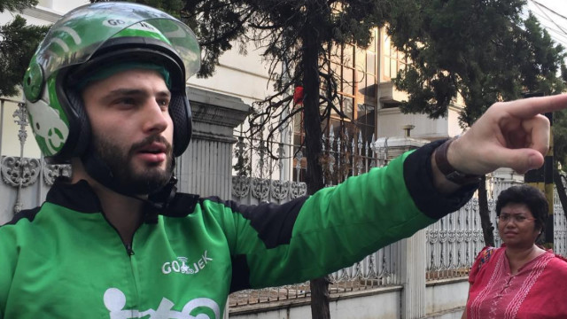 Anton Lucanus berjaket Go-Jek (Foto: Instagram @ojekbule)