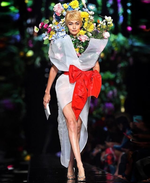 Gigi Hadid tampil bak buket bunga (Foto: IG / @Moschino)