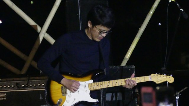 Aksi Tohpati Bertiga di Senggigi Sunset Jazz 2017 (Foto: Achmad Rafiq/kumparan)