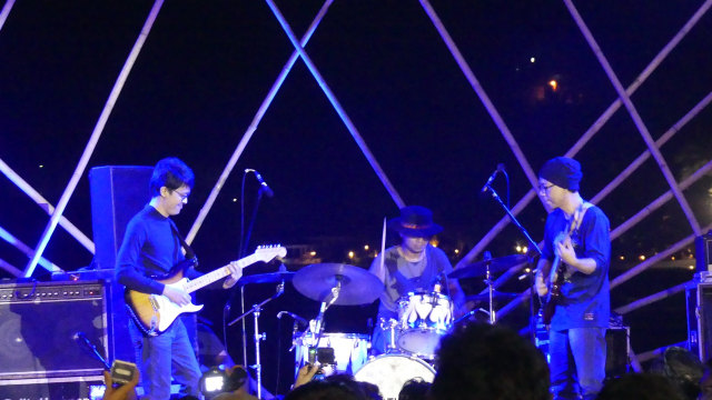 Aksi Tohpati Bertiga di Senggigi Sunset Jazz 2017 (Foto: Achmad Rafiq/kumparan)