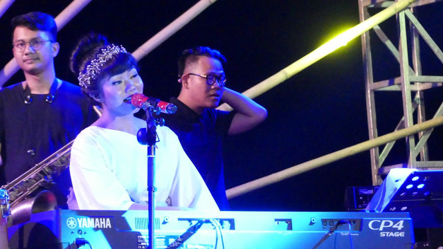 Aksi Yura Yunita di Senggigi Sunset Jazz 2017 (Foto: Achmad Rafiq/kumparan)