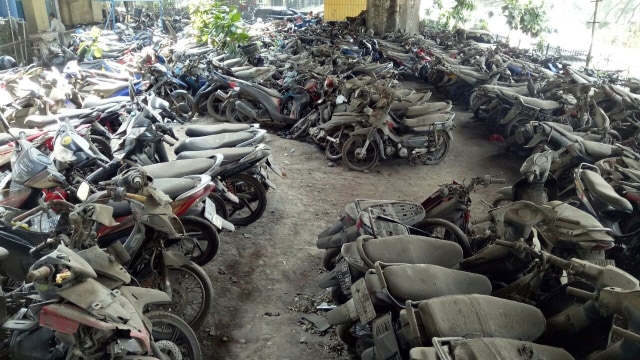 Kuburan motor dan mobil (Foto: Kevin Kurnianto / kumparan)