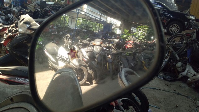 Kuburan motor dan mobil (Foto: Kevin Kurnianto / kumparan)