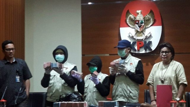 Barang bukti OTT Wali Kota Cilegon (Foto: Fadjar Hadi/kumparan)