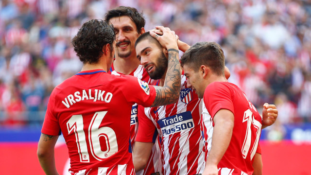 Carrasco (tengah) hengkang dari Atletico. (Foto: Reuters/Javier Barbancho)