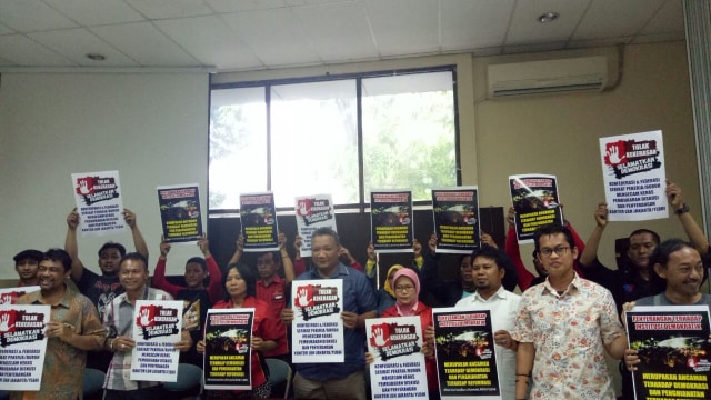 Pernyataan dukungan buruh kepada LBH Jakarta. (Foto: Wahyuni Sahara/kumparan)