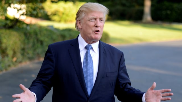 Donald Trump berjalan-jalan di Gedung Putih (Foto: REUTERS/Mike Theiler)