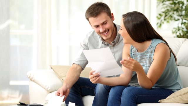 Ilustrasi pasangan berbicara tentang gaji (Foto: Thinkstock)