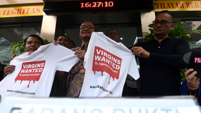 Barang Bukti Nikahsirri.com (Foto: Antara/Sigid Kurniawan)