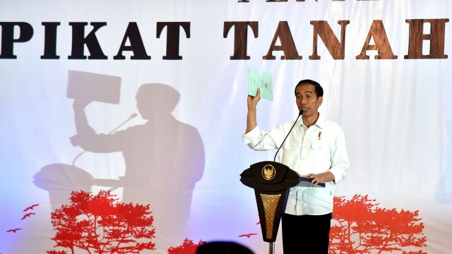 Jokowi bagi sertifikat tanah. Foto: Dok. Biro Pers Setpres