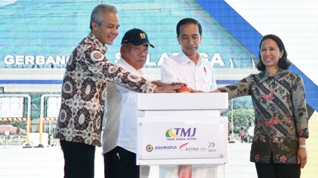 Jokowi resmikan ruas tol Bawen-Salatiga. (Foto: Biro Pers Setpres)