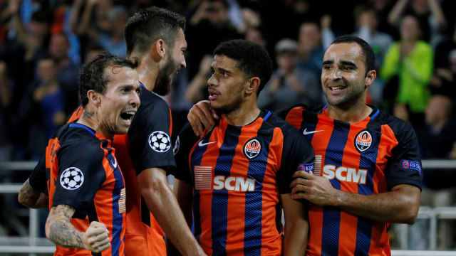 Pemain-pemain Shakhtar di laga vs Napoli. (Foto: Reuters/Gleb Garanich)
