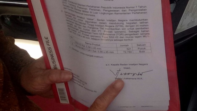 Menhan Tunjukan Surat Pembelian Senjata dari BIN (Foto: Johanes Hutabarat/kumparan)