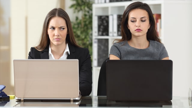 Rekan kerja yang suka menyuruh (Foto: Thinkstock)