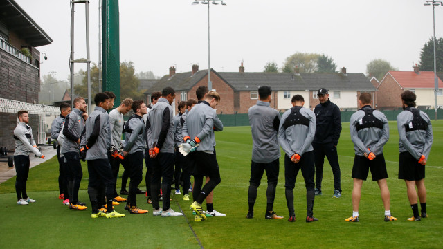 Para pemain Liverpool sedang melakukan latihan. (Foto: Reuters/Craig Brough)
