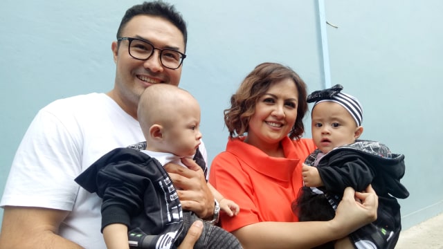 Surya Saputra, Cynthia Lamusu, dan 2 anaknya (Foto: D.N Mustika Sari/kumparan)