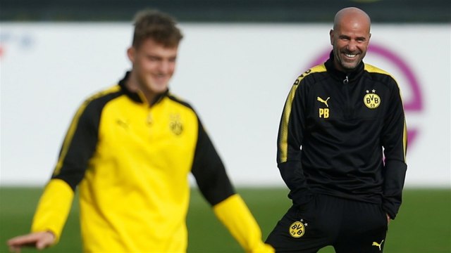 Bosz di sesi latihan Dortmund. (Foto: Leon Kuegeler/Reuters)