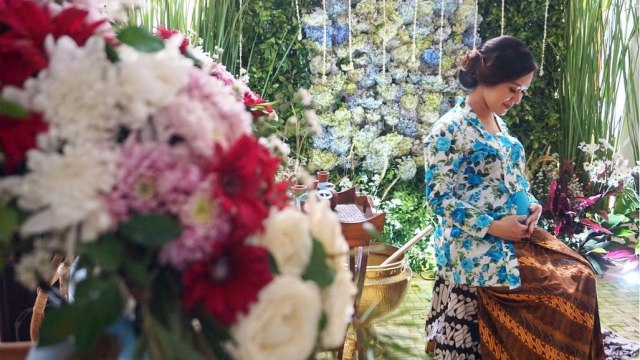 Berbatik dalam tradisi mitoni. (Foto: IG / Ibugembala)