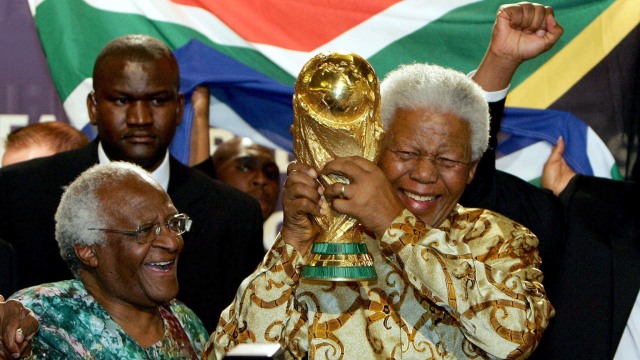 Nelson Mandela Mengenakan Batik (Foto: AFP/FRANCK FIFE )