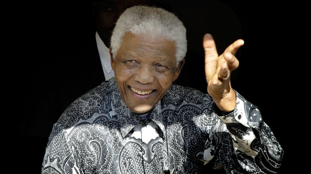Nelson Mandela Mengenakan Batik (Foto: RODGER BOSCH / AFP)