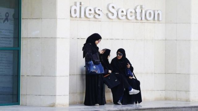 Para Perempuan Saudi Selesai Mengikuti Pemilu (Foto: Faisal Al Nasser/Reuters)