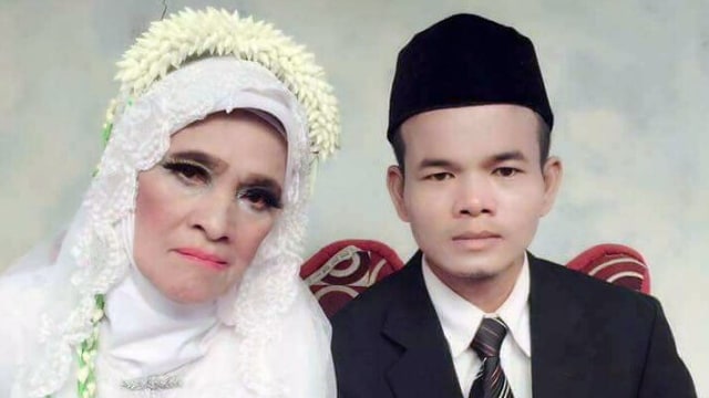 Ade dan Sanih menikah. (Foto:  Facebook Yuni Rusmini)