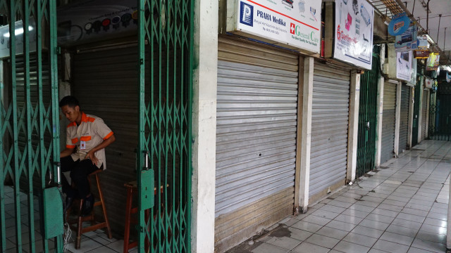 Seluruh ruko di Pasar Pramuka tutup. (Foto:  Aditia Noviansyah/kumparan)