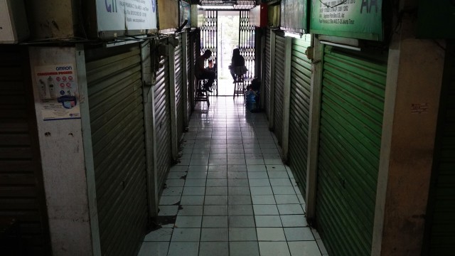 Kondisi Pasar Pramuka yang lengang. (Foto:  Aditia Noviansyah/kumparan)