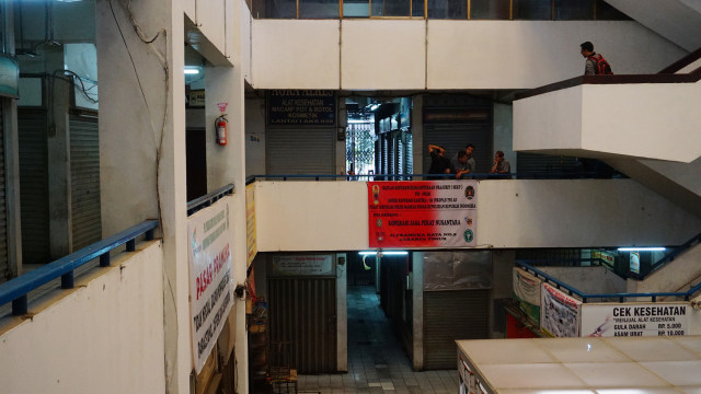 Pasar Pramuka ditutup. (Foto: Aditia Noviansyah/kumparan)