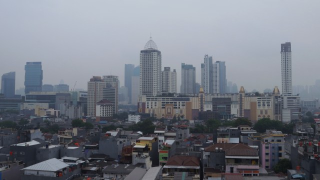 Ilustrasi cuaca mendung di perkotaan. (Foto: Fanny Kusumawardhani/kumparan)