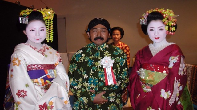 Bambang Pameran Batik di Jepang (Foto: Dokumen Nakula Sadewa)