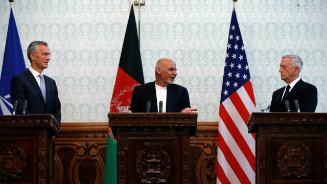 Stoltenberg, Ashraf Ghani, dan Mattis (Foto: REUTERS/Omar Sobhani)