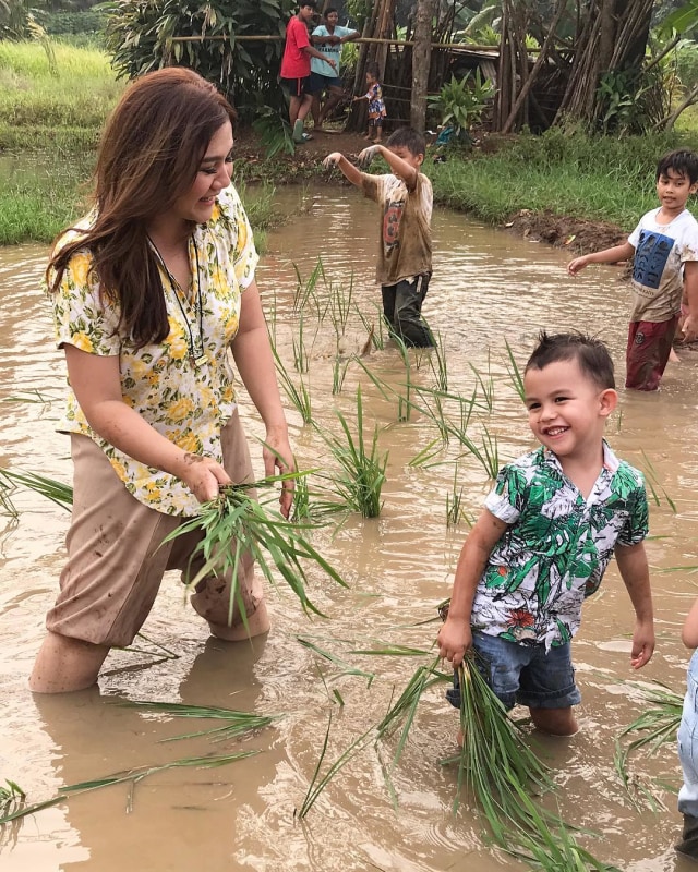 Sissy Priscillia dan anak bermain di sawah (Foto: Instagram/ @sysiio)