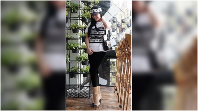 Gaya nyentrik Syahrini. (Foto: Instagram/ @princessyahrini)