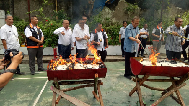 Pemusnahan Gula Rafinasi dan Daging Kadaluwarsa (Foto: Ela Nurlaela/kumparan)