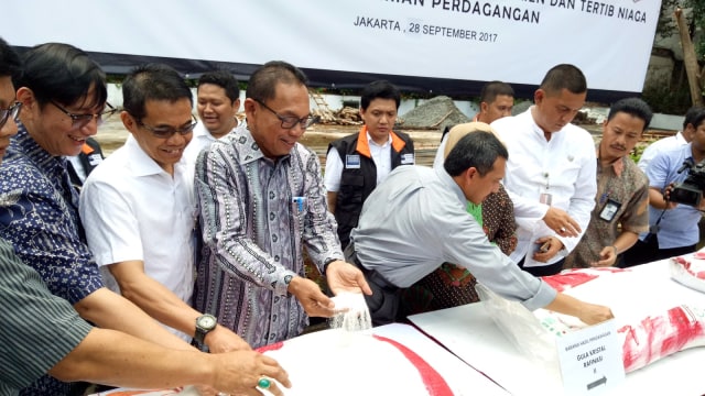 Pemusnahan Gula Rafinasi dan Daging Kadaluwarsa (Foto: Ela Nurlaela/kumparan)