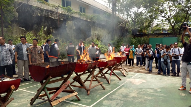 Pemusnahan Gula Rafinasi dan Daging Kadaluwarsa (Foto: Ela Nurlaela/kumparan)