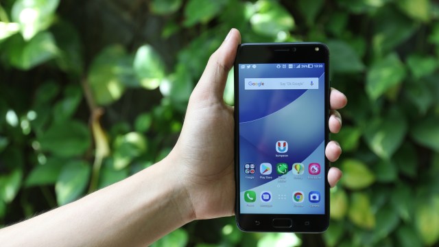 Asus Zenfone 4 Max Pro. (Foto: Resnu Andika/kumparan)