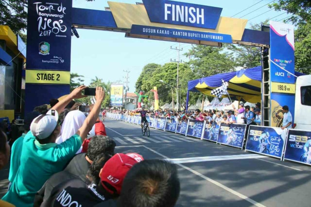 Kuasai Etape Kedua ITdBI Sejak Awal, Pebalap Iran Takluk Jelang Finish