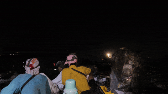 Pemulung malam TPST Bantargebang (Foto: Prima Gerhard/kumparan)
