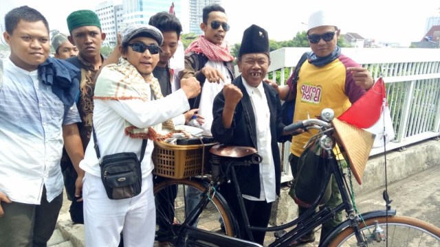 Massa aksi 299 mulai berdatangan ke DPR (Foto: Adim Mugni/kumparan)