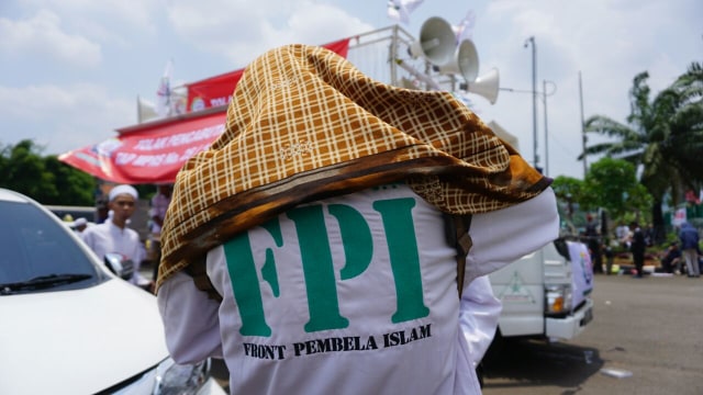 Massa Aksi 299 bersiap salat Jumat.  (Foto: Aditia Noviansyah/kumparan)