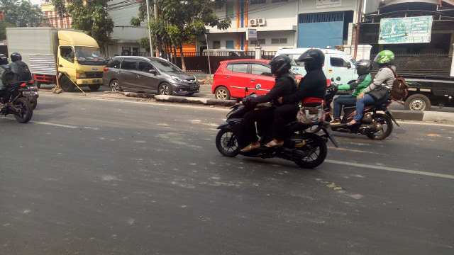 Pasca tawuran di Jalan Dewi Sartika. (Foto: Aria Pradana/kumparan)