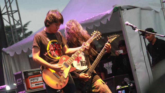 Grup Band Death Vomit feat Eros Sheila on 7 (Foto: Munady Widjaja)