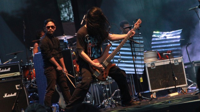 Grup Band Death Vomit feat Eros Sheila on 7 (Foto: Munady Widjaja)