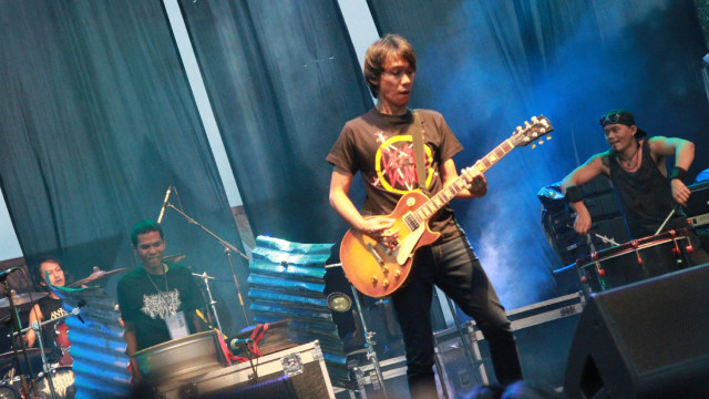 Grup Band Death Vomit feat Eros Sheila on 7 (Foto: Munady Widjaja)