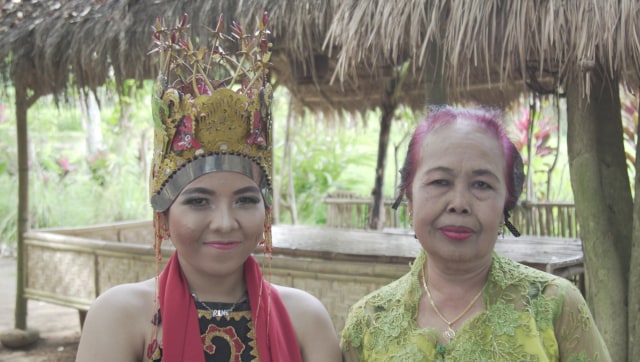 Mak Temu dan Penari Gandrung Banyuwangi (Foto: Nur Syarifah Sa'diyah/kumparan)