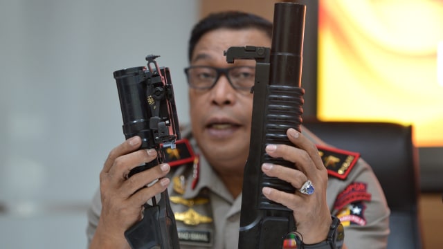 Penjelasan Senjata Tertahan di Soetta (Foto: Wahyu Putro A/Antara)